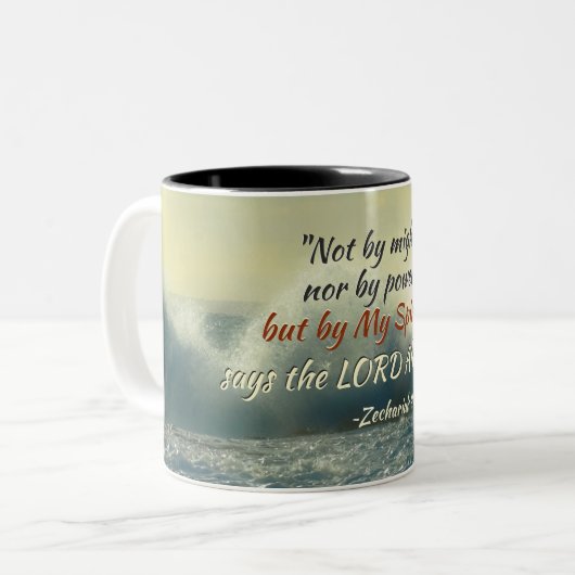 Zecharia 4:6 Nicht durch Macht und nicht durch Pow Zweifarbige Tasse (Vorderseite Links)