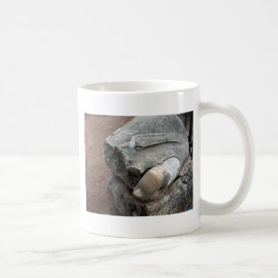 Zehe einer Statue in römischen Ruinen Kaffeetasse
