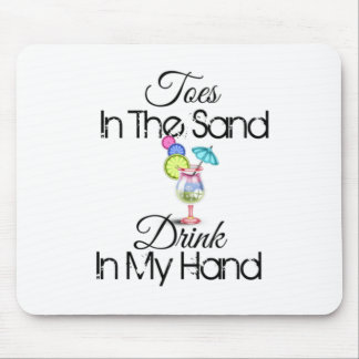 Zehen im Sand, trinken in meiner Hand Mousepad