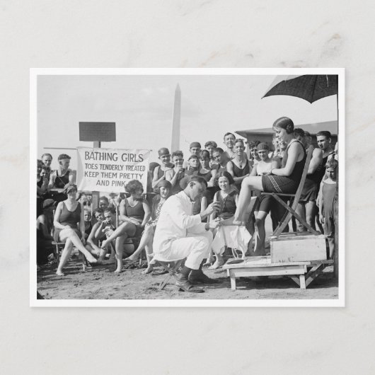 Zehenbehandlungen am Strand, 1922 Postkarte (Vorderseite)