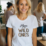 Zehn 1. Geburtstagsfeier der Wilden Mama T-Shirt<br><div class="desc">Feiern Sie den Nervenkitzel Ihres ersten Geburtstags mit unserem exklusiven T - Shirt "Mama der Wilden", der den Geist des wilden Ein-Themen perfekt einfängt und mit lebendigen Safari- und Dschungeltieren geschmückt ist. Dieses beeindruckende Tee wurde entworfen, um sich wunderbar mit Ihren wilden, einthematischen Geburtstagsdekorationen zu harmonisieren und Sie so zu...</div>