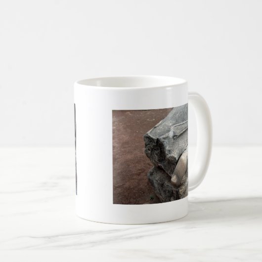 Zehn der Statue in römischen Ruinen Kaffeetasse (VorderseiteRechts)