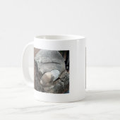 Zehn der Statue in römischen Ruinen Kaffeetasse (Vorderseite Links)