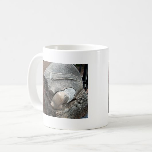 Zehn der Statue in römischen Ruinen Kaffeetasse (Vorderseite Links)