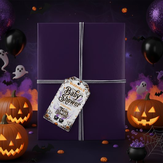 Zehn halten Spendermarken für Babyduschen auf. Geschenkanhänger