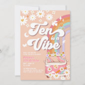 Zehn ist ein Vibe Groovy Daisy Rainbow 10. Geburts Einladung (Vorderseite)