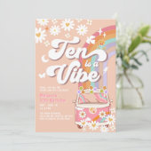 Zehn ist ein Vibe Groovy Daisy Rainbow 10. Geburts Einladung (Stehend Vorderseite)