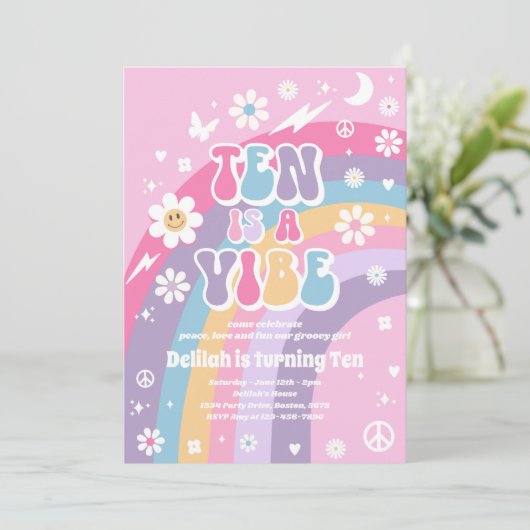 Zehn ist ein Vibe Groovy Hippie Rainbow 10. Geburt Einladung (Stehend Vorderseite)