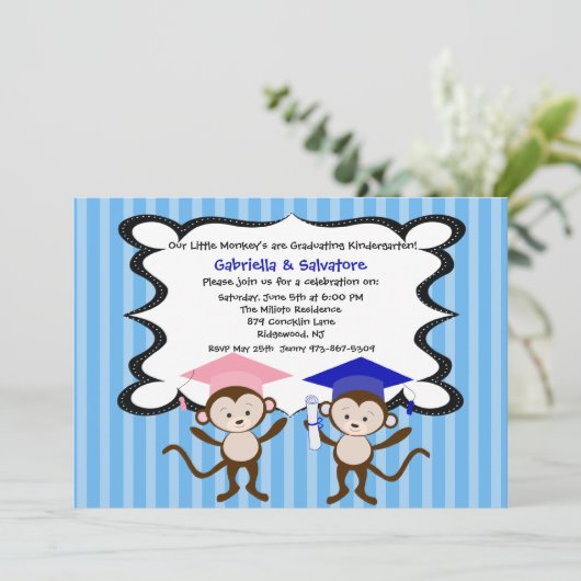 Zehntausende Monkeys rund um den Abschluss Einladu Einladung (Stehend Vorderseite)