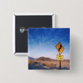 Zeichen auf der Death- Valleystraße im Button (Vorne & Hinten)