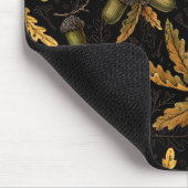 Zeichen und Eicheln auf schwarz Mousepad (Ecke)