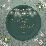 Zeichenketten Signature Script Green Gold Hochzeit Pappteller<br><div class="desc">Elegante smaragdgrüne und goldene Hochzeitspapiere mit hübschen Saitenleuchten,  Signaturstil-Namen und Ihrem besonderen Hochzeitsdatum. Entwickelt von Thisisnotme©</div>