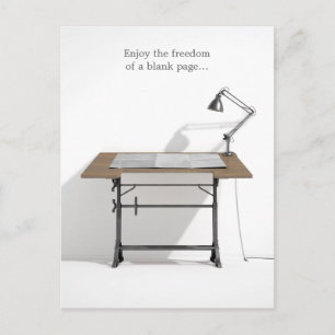 Zeichentischlampe und leeres Papier Postkarte
