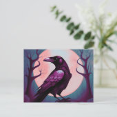 Zeichn eines Raben auf graublauem Hintergrund Postkarte (Stehend Vorderseite)