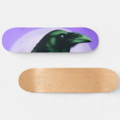 Zeichn eines Raben auf neonischem lila Hintergrund Skateboard (Horizontal)