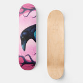 Zeichn eines Raben auf neonrosa Hintergrund Skateboard (Vorderseite)