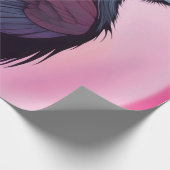 Zeichn eines schwarzen Rabe auf Neonrosa Geschenkpapier (Ecke)