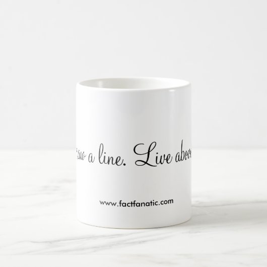 "Zeichnen Sie eine Linie. Leben Sie über ihr. " Kaffeetasse (Mittel)