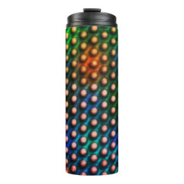 Zeichnend Kreise, die wie Kugeln oder Löcher ausse Thermosbecher