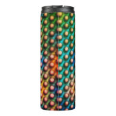 Zeichnend Kreise, die wie Kugeln oder Löcher ausse Thermosbecher (Rückseite)