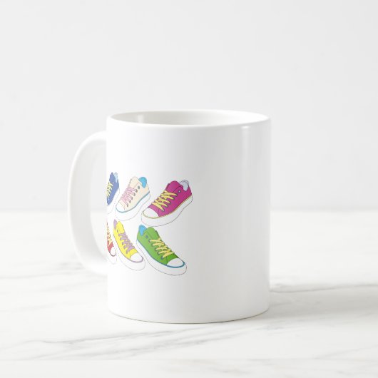 Zeichnende Turnschuhe, bunte laufende Schuhe Kaffeetasse (Vorderseite Links)