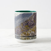 Zeigen seiner Streifen Zweifarbige Tasse (Mittel)