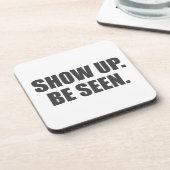 Zeigen Sie auf. Seien Sie gesehen. Getränkeuntersetzer (Linke Seite)