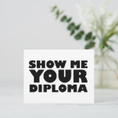 ZEIGEN SIE MIR IHREN DIPLOMEN POSTKARTE (Stehend Vorderseite)