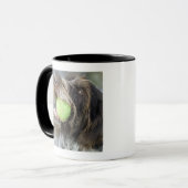 Zeigerhundebeißender Tennisball, Nahaufnahme Tasse (Vorderseite Links)