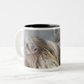 Zeigerhundebeißender Tennisball, Nahaufnahme Zweifarbige Tasse (Vorderseite Links)