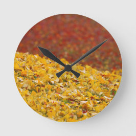 Zeigt die Blätter für Herbst an Runde Wanduhr