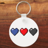 Zeile mit drei Pixel-Herz-Flag-Polyamory-Flag Schlüsselanhänger (Vorderseite)