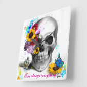 Zeit ändert alles Blütenschmetterling-Schädel Quadratische Wanduhr (Winkel)