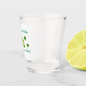 Zeit bis Paddy: Heute ist jeder irisch auf einem Schnapsglas (Rechts)