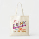 Zeit, Champagner und Tanz am Tisch zu trinken Tragetasche<br><div class="desc">Diese super niedliche Tasche ist mit dem lustigen Sprichwort "Time to Drink Champagne and Dance on the Table" dekoriert und ist damit das perfekte Accessoire für die Brautmädchen. Dies wäre auch ein wunderbares Ankunftsgeschenk für die Gäste an einer Hochzeit in Urlaubsort oder als Gastgeschenk Hochzeit. Natürlich ist es auch ideal...</div>