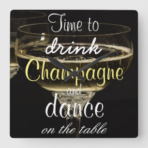 Zeit, Champagner und Tanz auf der Tabelle zu Quadratische Wanduhr