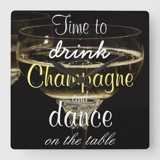 Zeit, Champagner zu trinken und auf dem Tisch zu t Quadratische Wanduhr (Vorderseite)