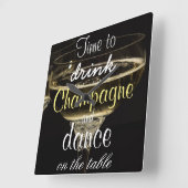 Zeit, Champagner zu trinken und auf dem Tisch zu t Quadratische Wanduhr (Winkel)