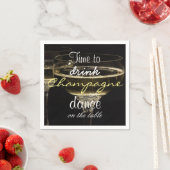 Zeit, Champagner zu trinken und auf dem Tisch zu t Serviette (Beispiel)