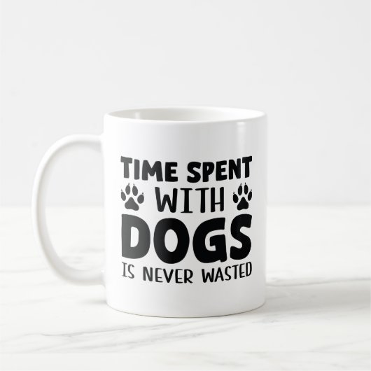 Zeit, die mit Hunden verbracht wird, wird nie vers Kaffeetasse (Links)