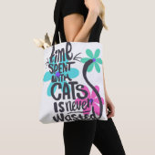 Zeit, die mit Katzen verbraucht wird, ist nie vers Tasche (Von Nahem)