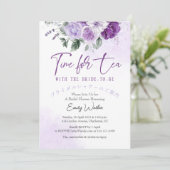 Zeit für Tee Brautparty Lila Blumengestein Einladung (Stehend Vorderseite)