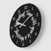 Zeit mit Ihnen zu verbringen ist ein Segen-Angebot Große Wanduhr (Winkel)