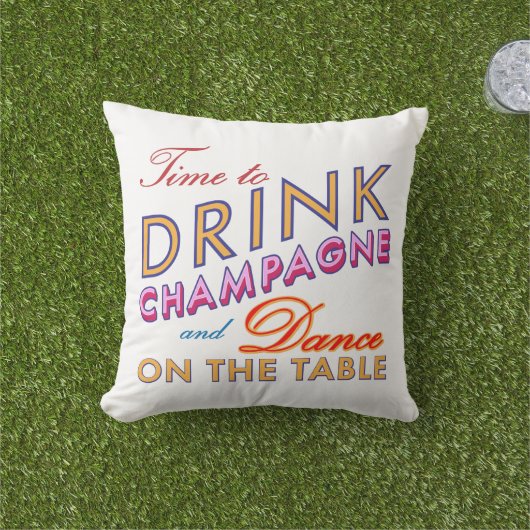 Zeit, weißes Kissen Champagne zu trinken im Freien (Golfball-Marker)
