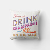 Zeit, weißes Kissen Champagne zu trinken im Freien (Vorderseite)