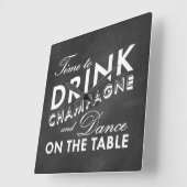 Zeit zum Trinken der Champagnermauer auf der Tafel Quadratische Wanduhr (Winkel)