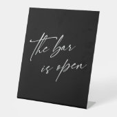 Zeitgemäße Handschrift Die Bar ist offen Schwarz Sockelschild (Vorderseite)