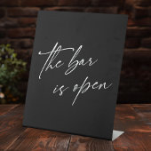 Zeitgemäße Handschrift Die Bar ist offen Schwarz Sockelschild