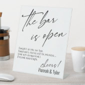Zeitgemäße Handschrift Funny The Bar is Open Sockelschild (In Situ)