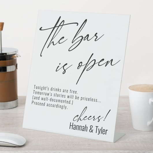 Zeitgemäße Handschrift Funny The Bar is Open Sockelschild (In Situ)